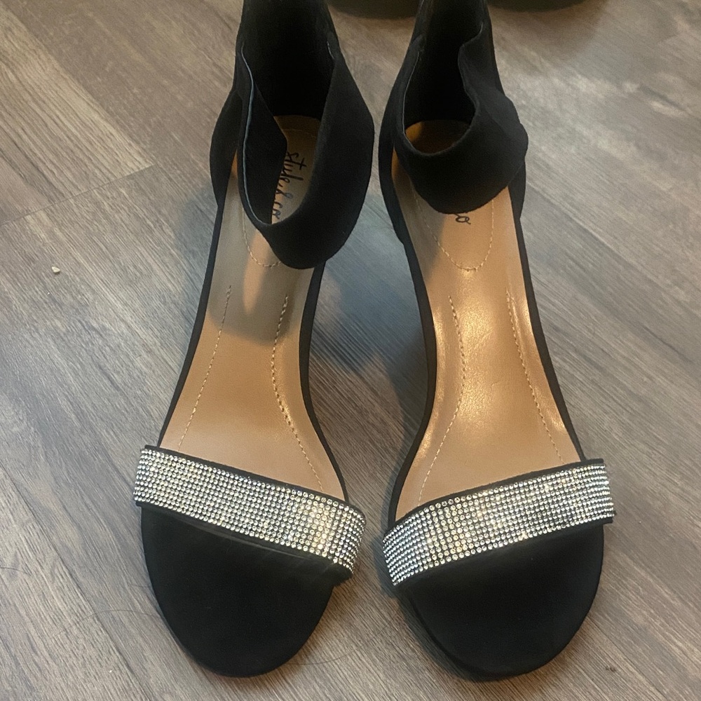 Elegant Black Women's Shoes with Rhinestone Detail